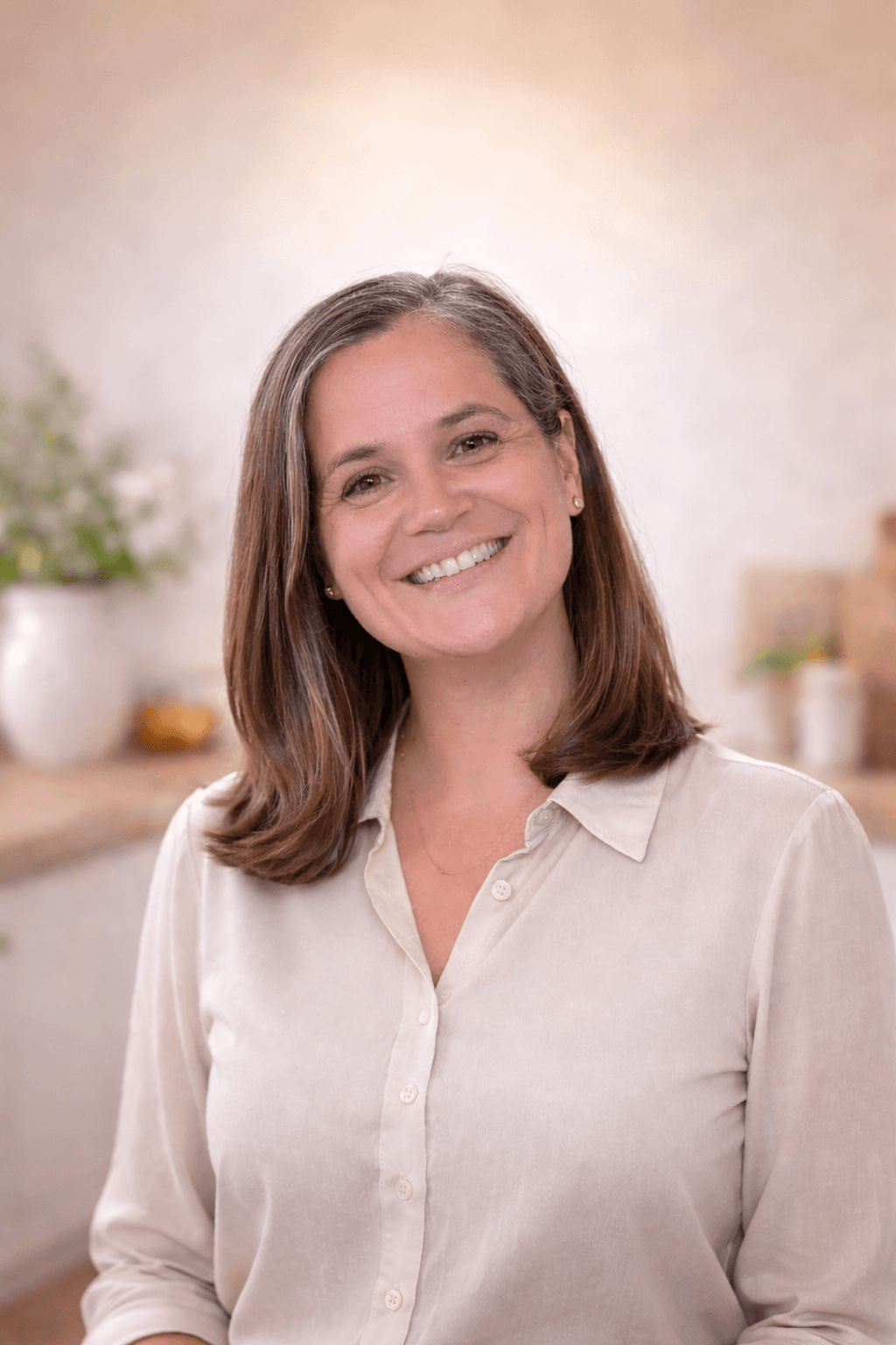 Juli Rigotti, educadora en hábitos saludables, sonriendo en un entorno cálido